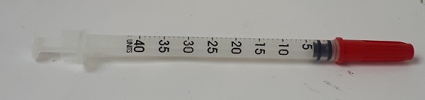 fecskendő tűvel egybeépített 1 ml chirana u40.jpg